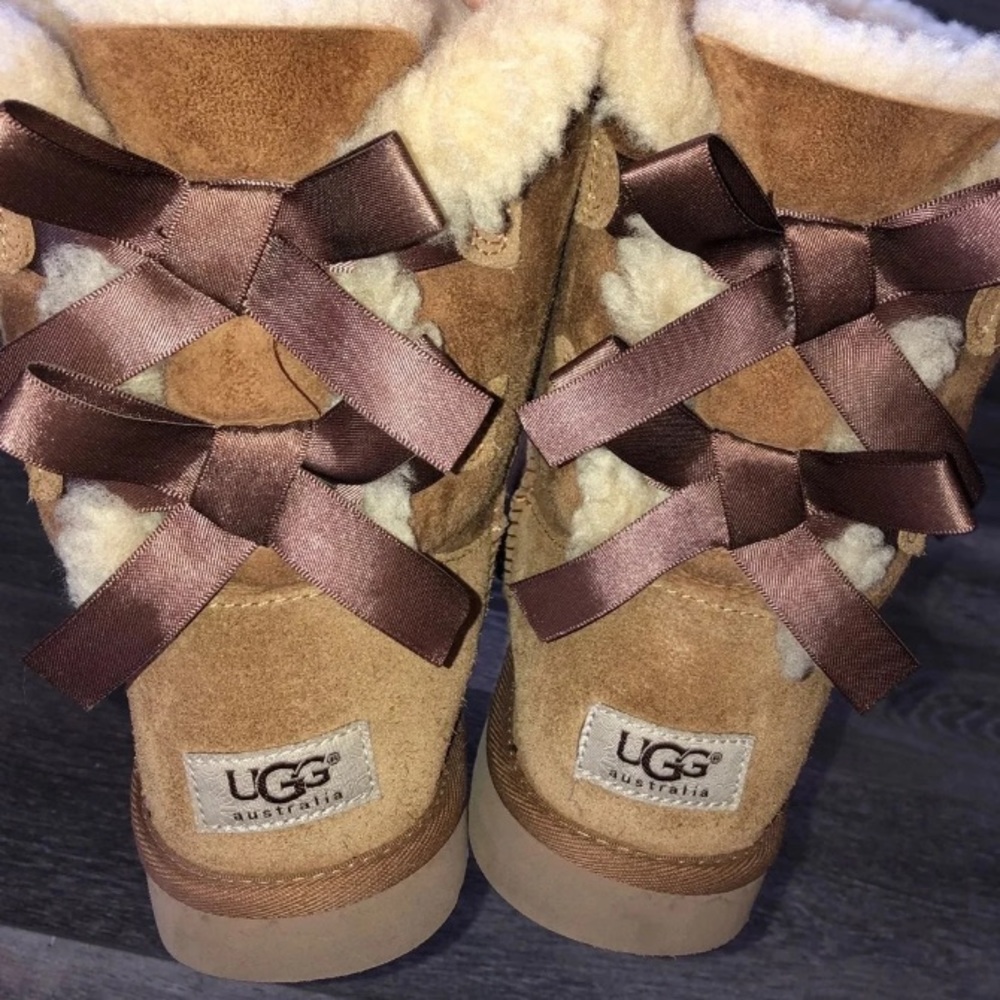 Bailey Bow UGG Short Chestnut